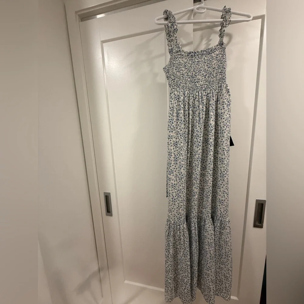 NWT Lulu's Blue and White Floral smocked sleeveless maxi dress size small - Picture 1 of 8